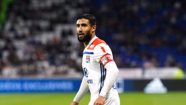 Mới nhất, Fekir đã chính thức chuyển sang La Liga để khoác áo Real Betis, với mức giá chuyển nhượng chỉ rơi vào khoảng 20 triệu euro, cộng thêm 10 triệu euro các điều khoản phụ. Số tiền này rõ ràng quá ít so với con số 60 triệu euro nếu Lyon chấp nhận bán anh vào mùa Hè 2018.