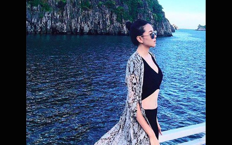 Những chiếc áo choàng hoạ tiết hoa, dáng dài qua gối có chất liệu lụa, tơ tằm, cotton mỏng nhẹ luôn được Mai Ngọc lựa chọn để phối hợp cùng bikini mỗi khi đi biển.