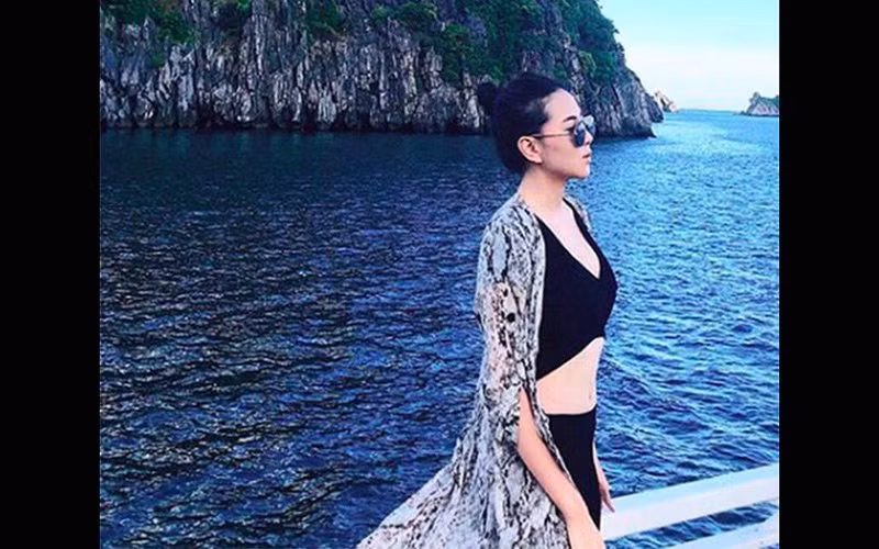 Những chiếc áo choàng hoạ tiết hoa, dáng dài qua gối có chất liệu lụa, tơ tằm, cotton mỏng nhẹ luôn được Mai Ngọc lựa chọn để phối hợp cùng bikini mỗi khi đi biển.