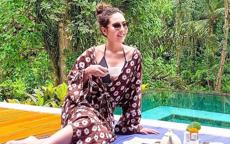 Dù sở hữu vẻ đẹp trời cho cùng body nóng bỏng, nữ BTV vẫn khéo léo và kín đáo trong những set đồ bikini bằng cách lựa chọn áo choàng, váy để mix kèm.