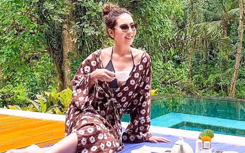 Dù sở hữu vẻ đẹp trời cho cùng body nóng bỏng, nữ BTV vẫn khéo léo và kín đáo trong những set đồ bikini bằng cách lựa chọn áo choàng, váy để mix kèm.