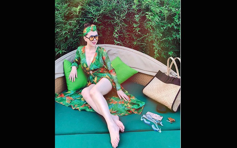 Không những tài năng và xinh đẹp, Mai Ngọc còn cho thấy phong cách thời trang nhạy bén với loạt items hot như váy xẻ tà, hoạ tiết hoa lá, màu sắc rực rỡ...