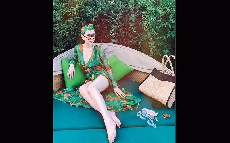 Không những tài năng và xinh đẹp, Mai Ngọc còn cho thấy phong cách thời trang nhạy bén với loạt items hot như váy xẻ tà, hoạ tiết hoa lá, màu sắc rực rỡ...