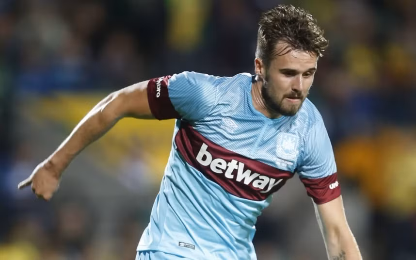 Carl Jenkinson đã trải qua mùa giải thứ hai bị Arsenal cho Westham mượn. Sự xuất hiện của Hector Bellerin làm tương lai trở về Arsenal của Jenkinson càng mờ mịt hơn. Nếu còn muốn một ngày nào đó được khoác lên mình màu áo của Arsenal thì Jenkinson phải nỗ lực rất nhiều và điều đầu tiên mà cầu thủ phải làm đó là thi đấu thật tốt trong màu áo của Westham.