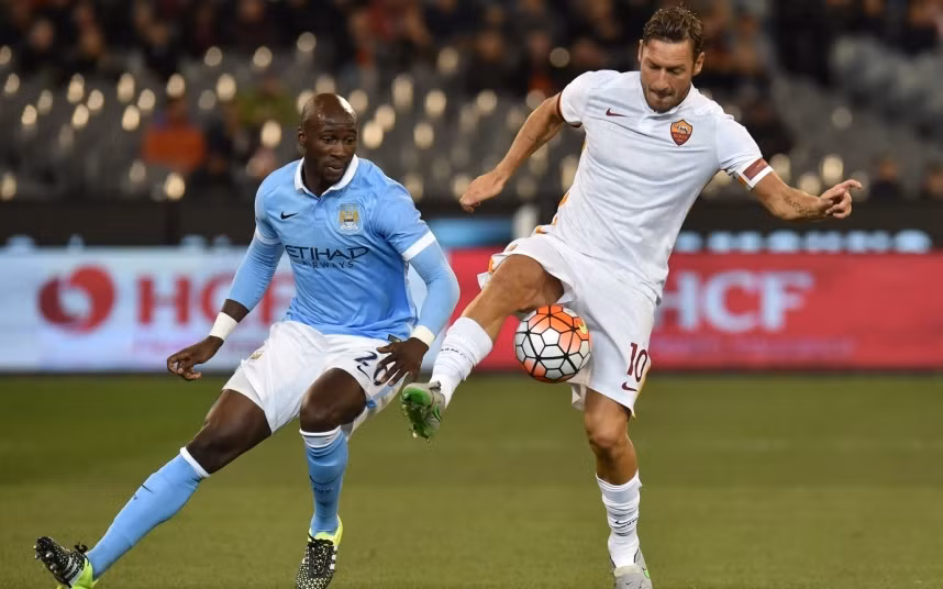 Eliaquim Mangala là một trong những hậu vệ đắt nhất lịch sử mà Man City từng mang về. Mùa giải trước, là mùa giải thi đấu không thực sự thành công của Mangala. Ở Premier League 2015/2016, NHM Man City muốn Mangala chứng tỏ được khả năng của mình và hợp cùng với Vincent Kompany thành cặp trung vệ vững chắc.