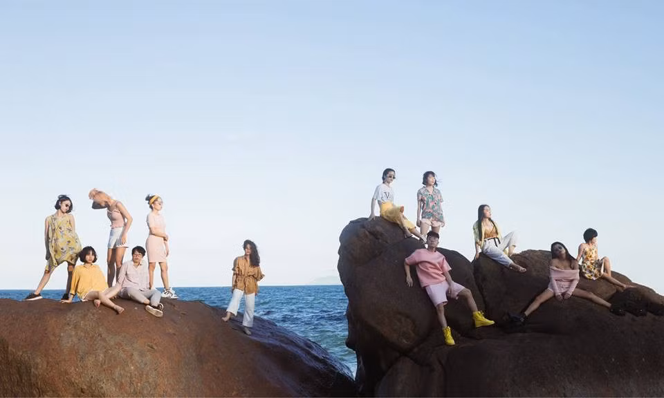 Hiện tại, bộ ảnh kỉ yếu này đang nhận được rất nhiều sự quan tâm. Từ trang phục cho đến góc chụp, màu ảnh đều nhận được lời khen vì quá đẹp và nghệ thuật.