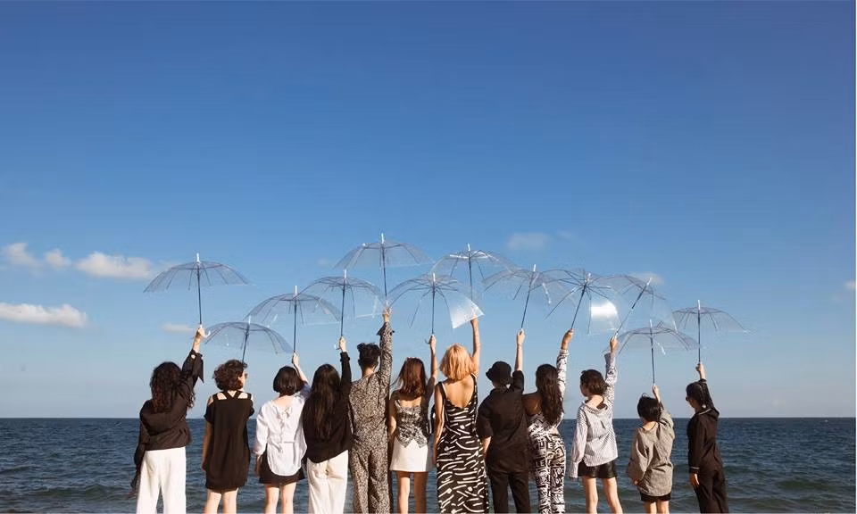 Với trang phục độc đáo và bắt mắt, người mẫu thần thái cùng hình ảnh được chụp và thiết kế vô cùng sáng tạo, chỉn chu, bộ ảnh của sinh viên Mỹ thuật Công nghiệp ngay lập tức chiếm cảm tình của CĐM những ngày qua.