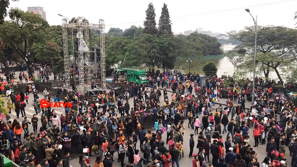 Ngày cuối năm, quanh phố đi bộ Hồ Gươm, rất nhiều địa điểm văn hóa, văn nghệ chào đón năm mới được tổ chức. Đây là cơ hội để các bạn trẻ hòa vào không gian tưng bừng để chào đón năm mới 2018.