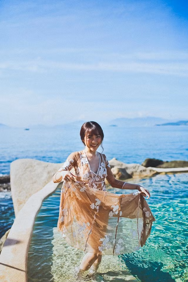 Không chỉ được chú ý sau màn "công kích" kịch liệt với "Nữ hoàng nội y" Ngọc Trinh, cô nàng blogger Lindsie Pham cũng được chú ý nhờ thân hình thon gọn và vẻ mặt xinh đẹp.