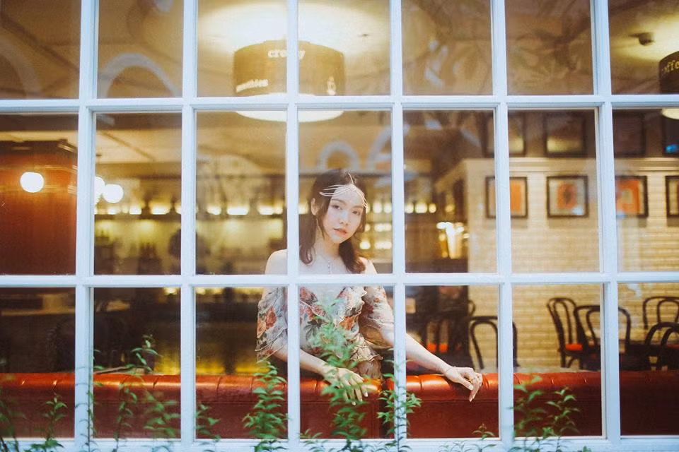 Để mở màn cho cuộc "tấn công" Ngọc Trinh của mình, nữ blogger xinh đẹp Lindsie Pham đã cho đăng tải một bài báo viết về Ngọc Trinh với dòng caption gay gắt và tiêu cực dành cho "nữ hoàng nội y" khi cho công khai những hình ảnh ướt át của mình.