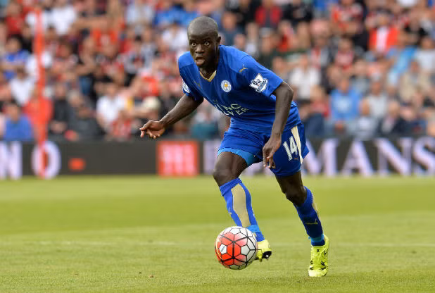 Nhưng để an tâm tung hoành ở phía trên, Mahrez cần phải cảm ơn Kante. Chính cầu thủ này đã thu hồi bóng và phân phát nhịp nhàng cho các đồng đội trong màu áo của Leicester City.