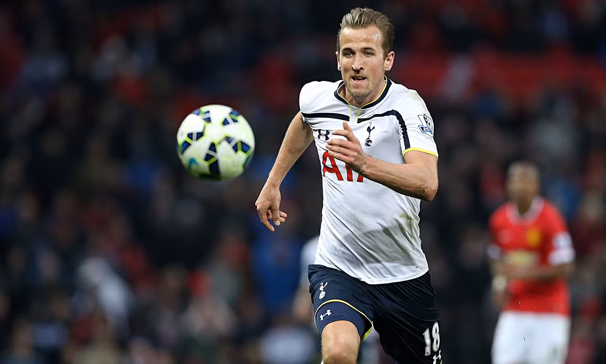 Vượt qua tuổi 20 của mình Harry Kane cho thấy sự trưởng thành vượt bậc. Điều này khiến anh nổi trội và thi đấu thành công trong màu áo Tottenham mùa giải 2015/2016 trên mọi mặt trận. Ảnh: Goal.com.