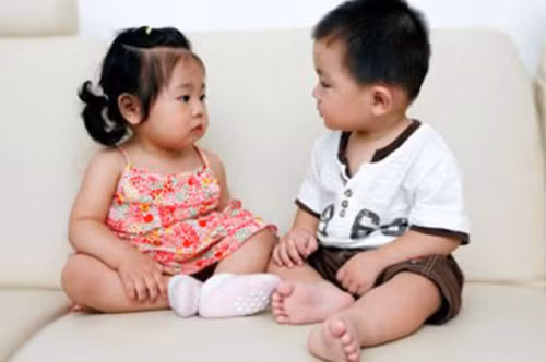 Rất nhiều những bức ảnh tình cảm của những cô, cậu bé mọc chưa hết răng sữa những đã mất nụ hôn đầu đời được dân mạng thích thú đăng tải.