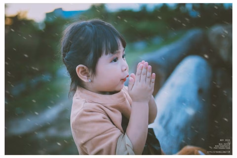 Không chỉ xinh xắn, Đình Đình còn khá ăn ảnh và rất bạo dạn tạo dáng trước ống kính.