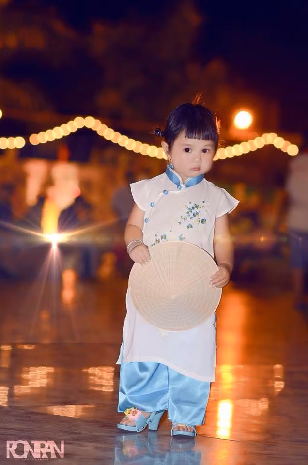 Nhóc tì Lâm Đình Đình trong tà áo dài truyền thống. Ảnh: FBNV.