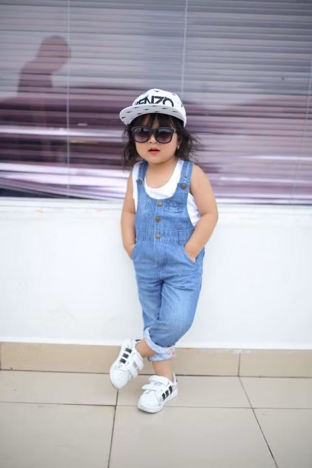 Theo chia sẻ từ mẹ của người mẫu nhí Sóc Trăng thì chỉ cần hướng dẫn qua 1 lần, những lần nháy máy sau, Đình Đình đã có thể bắt nhịp và tạo dáng được theo ý thích cá nhân.