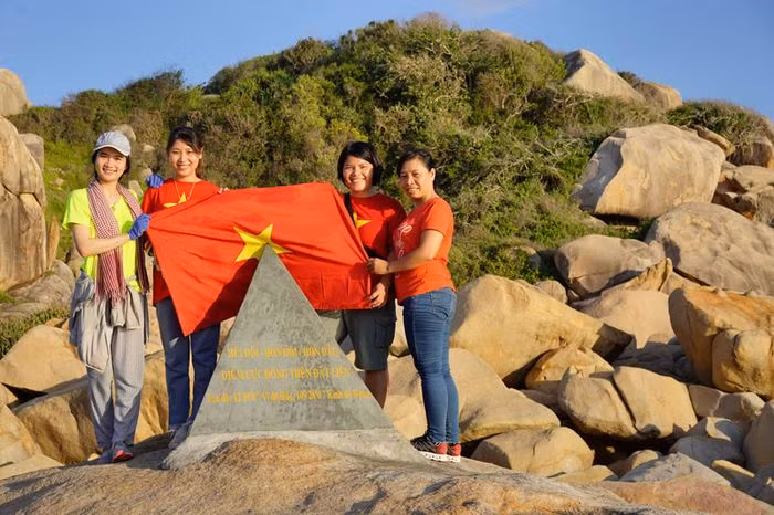 Thuộc xã Vạn Giã, huyện Vạn Ninh, Khánh Hòa, đường đến cực Đông là những cồn cát trắng xóa, bỏng rát ngày hè nóng nực, con đường đất tiếp nối đến đường rừng, ra tới Bãi Rạng, cuối cùng là nhảy ghềnh để tới tảng đá lớn có đặt mốc Mũi Đôi.