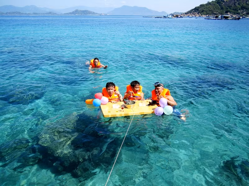 Nổi tiếng hơn cả trong Tam Bình, ở Bình Ba, bạn có thể tìm thấy tất tần tật những trải nghiệm cần có khi đi du lịch biển đảo. Ở homestay, khá phá cuộc sống dân chài, ngắm san hô, bắt hải sản để tự nấu ăn, tắm biển ở Bãi Bồ Đề, bãi Nhà Cũ, bãi Me… Nước ở đây trong xanh, bãi biển đẹp và hoang sơ vô cùng.