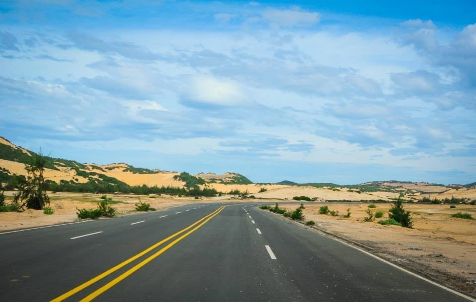 Con đường tới Vạn Giã là đường ven biển tuyệt đẹp, đoạn đường vào Đầm Môn trải nhựa phẳng lì với hai bên cát trắng tựa như cảnh ở miền ngoại ô phương Tây. Chưa phát triển du lịch nhiều nên bạn hoàn toàn có thể tận hưởng kỳ nghỉ bình yên ở đây, khám phá những địa điểm thuộc Vạn Giã với chi phí ít tốn kém nhất.