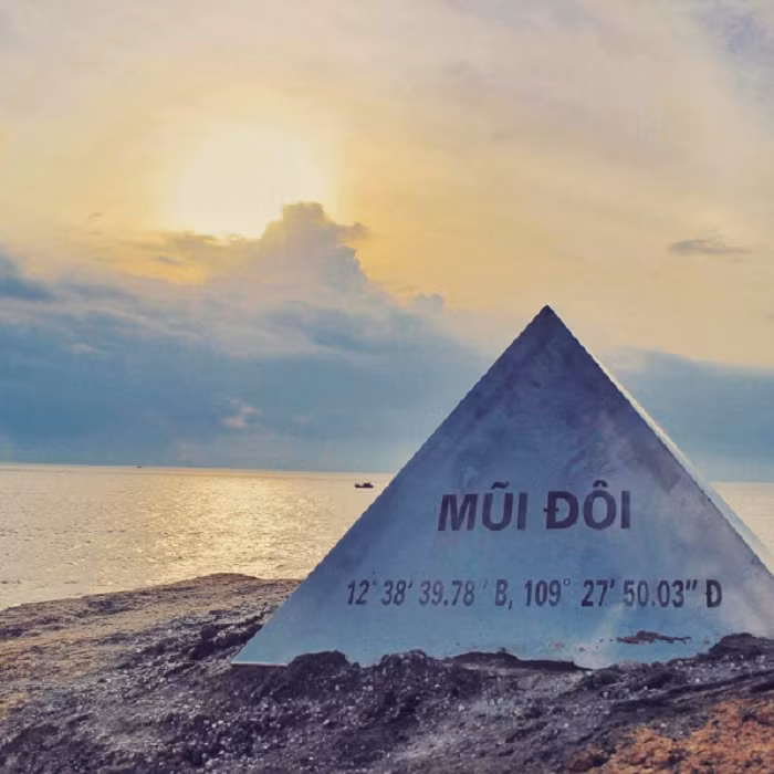 Một địa điểm không còn xa lạ với phượt thủ bốn phương khi tới tham quan Khánh Hòa đó là Cực Đông - Mũi Đôi.