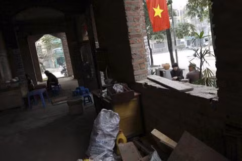 Anh Nguyễn Văn M., chủ sở hữu căn biệt thự ở khu Xa La, Văn Quán (Hà Đông) cho biết: "5-6 năm trước tôi mua lại căn biệt thự này 200m2, 3 tầng đã xây xong phần thô với giá cả chục tỉ đồng. Tuy nhiên, do khủng hoảng kinh tế, tôi làm ăn thua lỗ nên không có tiền để hoàn thiện. Gần 1 năm nay tôi rao bán với giá lỗ, nhưng chẳng ai tới mua. Giờ có mấy người hỏi thuê tôi đành cho thuê với giá hơn 10 triệu đồng/tháng, mặc cho họ thích kinh doanh buôn bán gì cũng được, miễn sao không để hoang phí căn nhà".