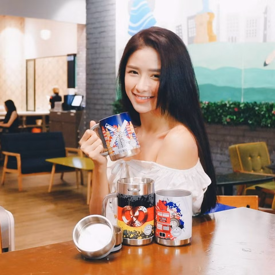 Nếu là fan ruột của hot girl này, bạn sẽ không khó để nhận ra vũ khí bí mật trong các bức ảnh cô đăng tải chính là nụ cười "tỏa nắng". Joey tin rằng, nụ cười chính là nguồn năng lượng quan trọng nhất để tiếp thêm động lực giúp bản thân cùng những người xung quanh vượt qua mọi khó khăn, mệt mỏi trong cuộc sống. Ảnh trong bài: FBNV.