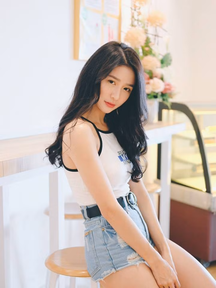 Sở hữu ngoại hình mong manh thuần khiết như vậy, ít ai biết rằng cô gái người trẻ người Malaysia này lại vô cùng yêu thích thể thao. Joey quan niệm, mọi vẻ đẹp tự nhiên đều có thể dễ dàng phai mờ theo năm tháng, chỉ có việc luyện tập chăm chỉ mới giúp chúng ta giữ được sự khỏe khoắn cũng như duy trì tuổi trẻ lâu dài.