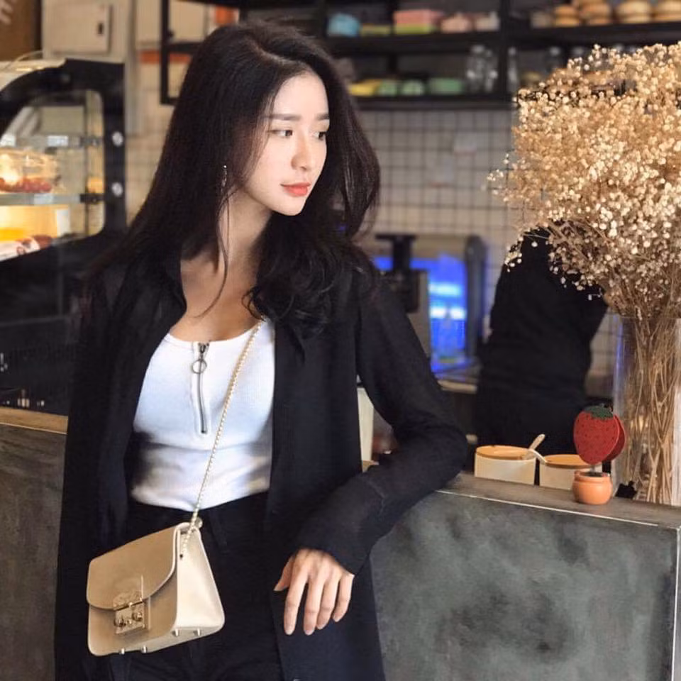 Nếu xem trang cá nhân của Joey Chua, dân mạng không khó để tìm thấy những clip chia sẻ ghi lại những thao tác đơn giản để có được gương mặt đẹp khi xuống phố.