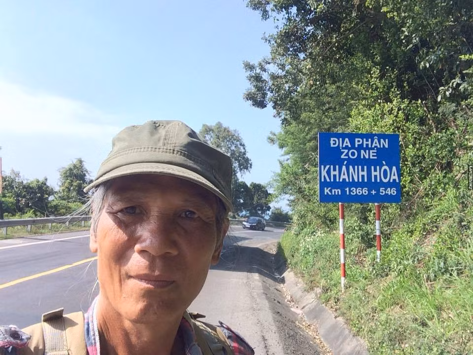 Còn nói về gia đình khi được biết bác Công chia sẻ ý tưởng hành trình đi bộ xuyên Việt, anh Hoàng con trai bác Công nói rằng đầu tiên nghĩ bố chỉ nói cho vui và gia đình cũng có ngăn cản nhưng trước sự quyết tâm của bác Công mọi thứ vẫn diễn ra và hoàn toàn không xấu chỉ là đi cho khỏe và cho khuây khỏa lúc tuổi an nhàn.