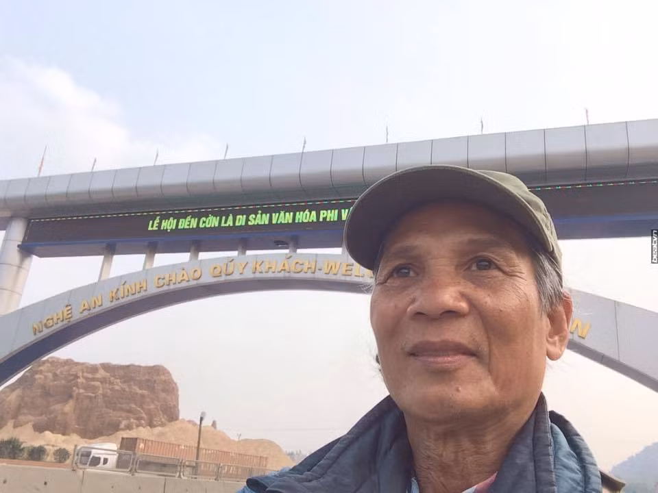 Chẳng con đường nào trải bước trên hoa hồng và con đường của người đàn ông được dân mạng chú ý với hành trình xuyên Việt bằng cách đi bộ cũng vậy. Những cung đường bác Công đi qua cũng đầy hiểm nguy khi là đôi lúc không có phà phải đi nhờ đò, đường hoang vu không có ai hay trèo đèo lội suối với những con đường đèo dốc đứng đến rợn người.