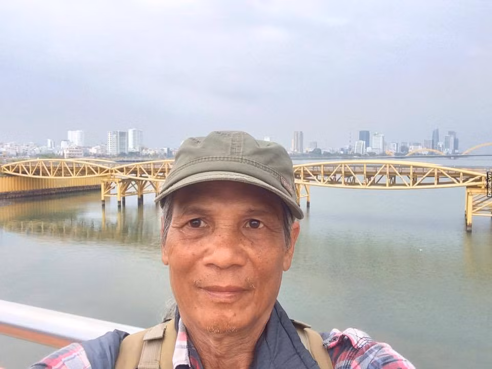 Thú vị hơn, đôi khi thấy chùn bước, “ông già gân” Ngọc Công lại tự động viên mình bằng những câu hát của một thời lính chiến như: "dốc núi cao cao nhưng lòng quyết tâm còn cao hơn núi....".