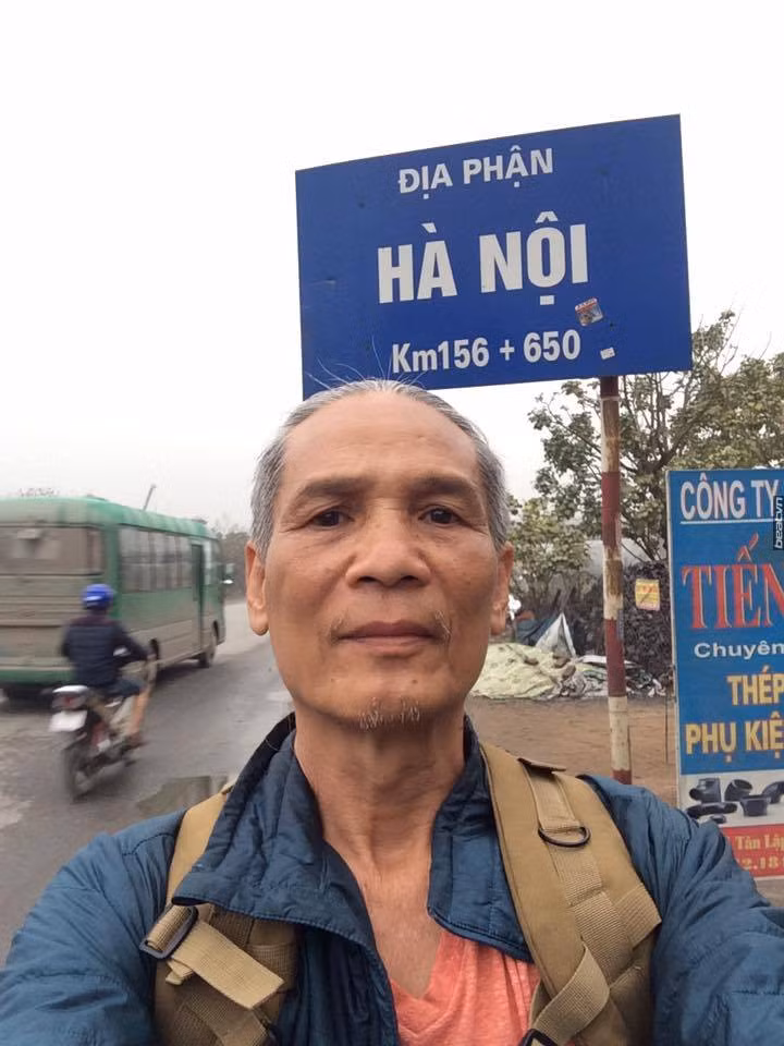 Cụ thể chủ nhân của hành trình đi bộ xuyên Việt được dân mạng chú ý thời gian qua đó là bác Trần Ngọc Công sinh năm 1953 hiện đã về hưu và đang cư trú tại phố Linh Đàm – Hà Nội. Người đàn ông có thân hình rắn giỏi đã bắt đầu hành trình của mình tại cửa khẩu Hữu Nghị - Lạng Sơn và trong vòng 6 ngày bác đã đặt chân về Hà Nội.