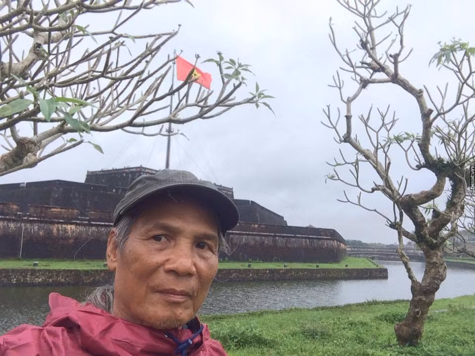 Nói về những ngày đầu hành trình trên cung đường phượt xuyên Việt bằng đôi chân của mình, người đàn ông 64 tuổi nói rằng ngày đầu thử đi bộ một mạch 15 km, hôm sau bác lại tiếp tục cố gắng thì đi được 20km và dần dần giữ được chặng đường 35 km.