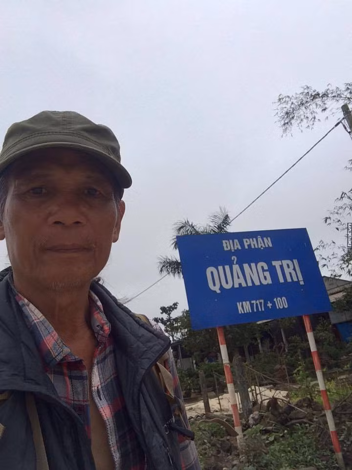 Theo tìm hiểu, nhân tố tác động lớn nhất tới việc quyết định hành trình xuyên việc trên đôi chân và bằng “sức cơm” của bác Công còn đến từ nhân vật trên tivi người Tây Ban Nha khi anh này đi khắp xứ sở Bò tót với hành trình mỗi ngày đi 30km. Xuất phát từ ý nhủ anh ta đi được 30 km/ ngày thì mình già rồi cũng có thể đi 20km/ ngày và cũng chỉ hơn 100 ngày là đi hết dọc dải đất quê hương xinh đẹp của mình.