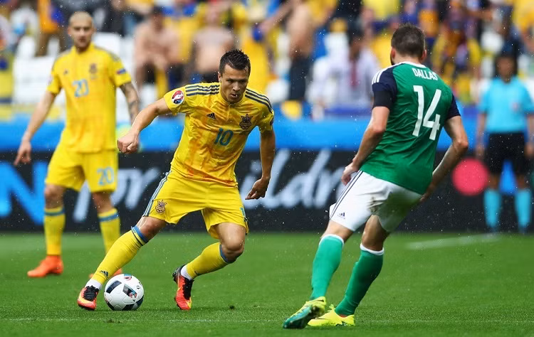 Sau 45 phút đầu tẻ nhạt bởi sự cẩn trọng của cả hai đội, hiệp hai của trận đấu bắt đầu với nhịp tấn công nhanh hơn. Bắc Ireland là những người chủ động đưa ra những cơ hội nguy hiểm về phía khung thành của Ukraine, liên tục những tình huống ngon ăn được các cầu thủ thuộc Liên hiệp Anh đưa ra về phía khung thành của Ukraine.