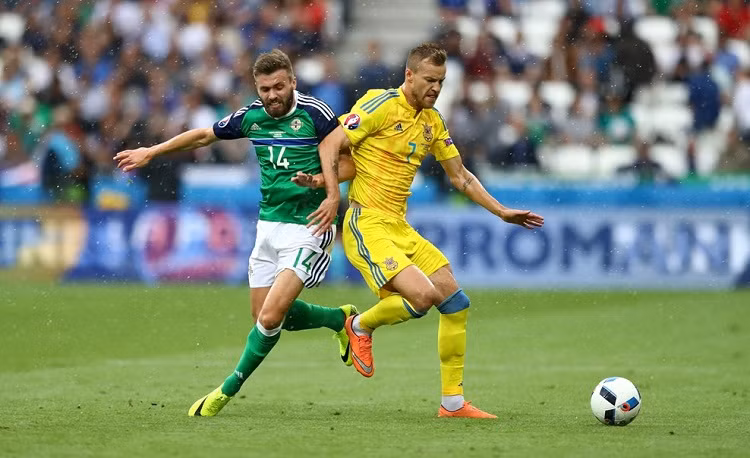 Thế nhưng, sau tiếng còi khai cuộc cả hai đội đều chủ động thi đấu chậm, chủ động chơi chắc bên phần sân nhà và chờ cơ hội phản công nhanh. Phút 17, cơ hội đáng chú ý nhất kể từ đầu trận đã đến với các cầu thủ Ukraine khi Sydorchuk tung chân đưa ra cú sút cực mạnh nhưng đáng tiếc bóng đi chệch khung thành trong gang tấc.