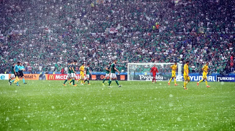 Nhưng đáng tiếc, trong khi trận đấu đang đến hồi gay cấn thì cơn mưa đá ập xuống sân Stade de Lyon khiến trận đấu buộc tạm ngừng ít phút. Sau ít phút bị gián đoạn, trận đấu trở lại nhưng vẫn giữ được nhịp gay cấn. Phút 71', thiếu chút nữa Ukraine có bàn thắng gỡ hòa sau cú dứt điểm rất nguy hiểm từ ngoài vòng cấm của Kovalenko, đáng tiếc là bóng đi chệch cột dọc trong gang tấc.