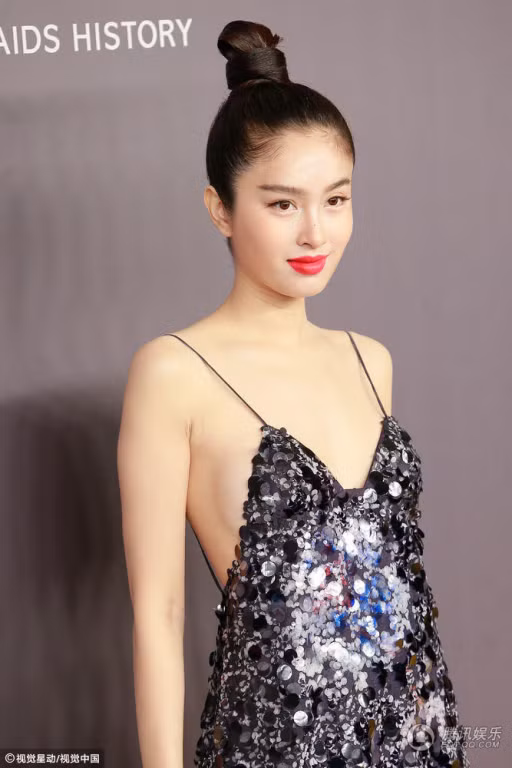 Cụ thể thông tin, người đẹp chuyển giới đến Việt Nam phát xuất từ trang cá nhân của Hoa hậu Quý bà Hòa bình Thế giới 2017 Phương Lê. Cô nàng hoa hậu này cho biết, Nong Poy sẽ đến Việt Nam vào ngày hôm nay.