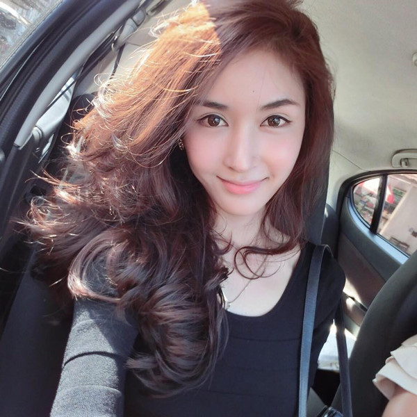 Đây là lần trở lại Việt Nam đầu tiên của Nong Poy sau 5 năm. Trước đó, cô từng đặt chân đến đây để tham gia vào chương trình của nữ ca sĩ Lâm Khánh Chi và gây được nhiều thiện cảm với khán giả Việt.