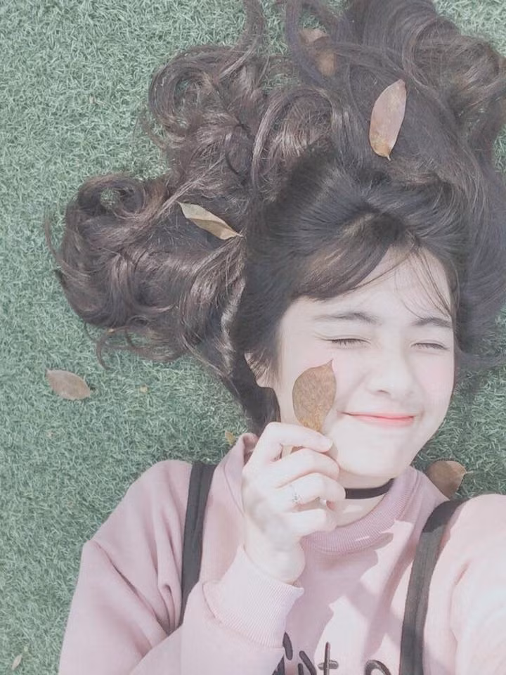 Không chỉ được biết đến với vai trò người mẫu, thời gian qua Thu Hà còn xuất hiện trong nhiều show diễn của nhóm nhảy cover khá hot trong giới trẻ là St.319 với vai trò dancer.