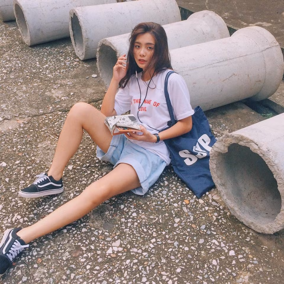 Không chỉ được chú ý bởi khuôn mặt mang những nét đẹp ấn tượng, cô hot girl trường Báo còn khiến nhiều người phải ngỡ ngàng khi sở hữu đôi chân thon gọn và chiều cao 1m70.