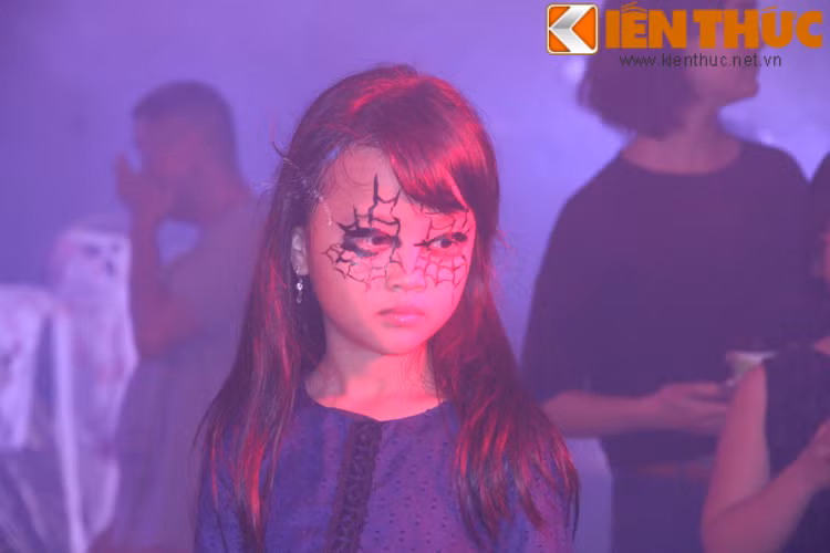 Các bé tham gia chương trình đêm hội Halloween tỏ ra hào hứng khi lần đầu được hóa trang thành những nhân vật ma quái.