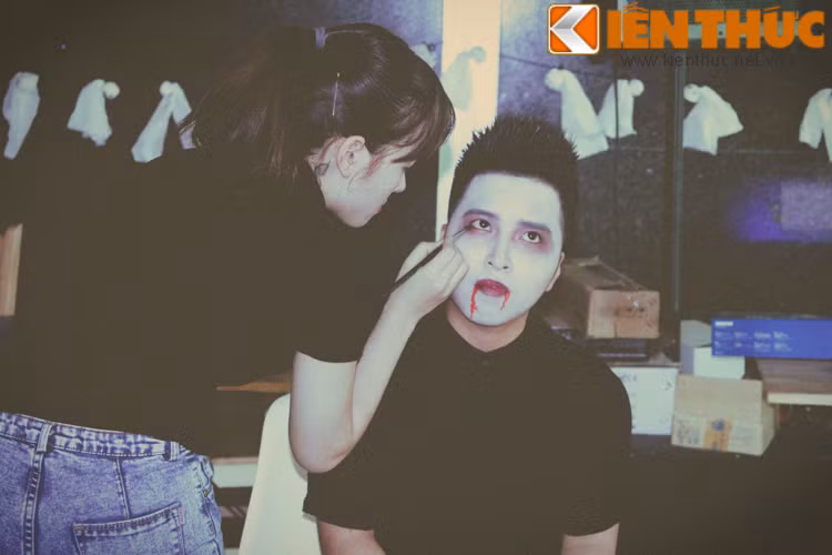 Tại lễ hội Halloween Thriller Night, bạn trẻ Hà thành còn được các chuyên gia trang điểm của chương trình này hóa trang thành những nhân vật kinh dị. Bạn Minh Hoa - chuyên gia trang điểm - cho biết: "Nhân vật được các bạn trẻ yêu cầu hóa trang nhiều nhất đó là ma cà rồng và thây ma".