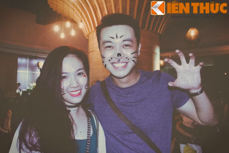 Cặp đôi trai xinh - gái đẹp đến dự lễ hội hóa trang Halloween.