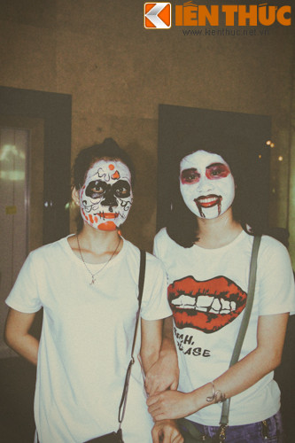 Các bạn nữ cũng rất thích thú khi được hóa trang thành những nhân vật kinh dị "dọa ma" người khác.
