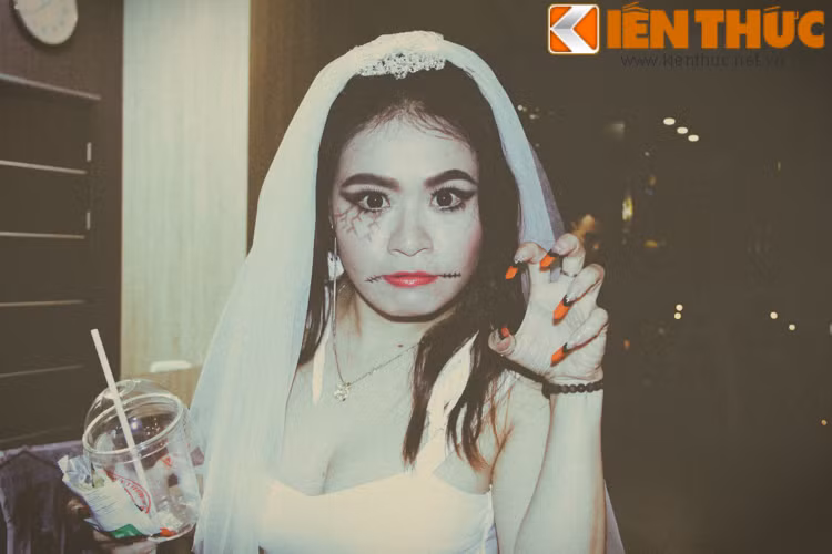 "Cô dâu thây ma" được một vị khách tới tham dự chương trình Halloween Thriller Night hóa thân.