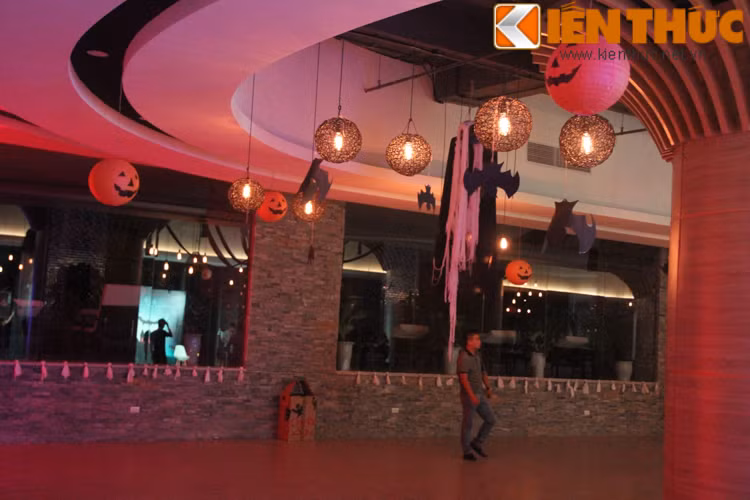 Không gian của đêm hội Halloween Thriller Night được trang trí hết sức ma quái với những trái bí ngô là biểu tượng quen thuộc trong dịp lễ này.