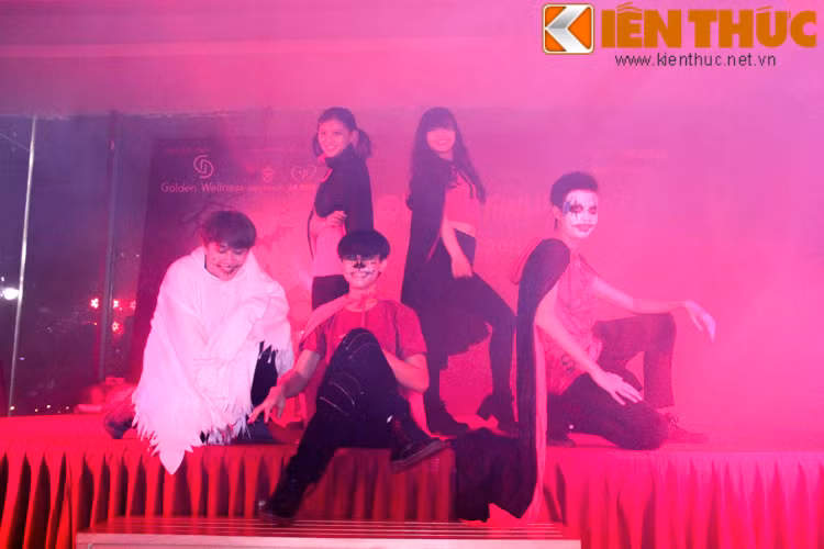 Trong chương trình Halloween Thriller Night, các bạn trẻ Hà thành còn được hòa mình vào những điệu nhảy ma quái đến từ nhóm Thriller.