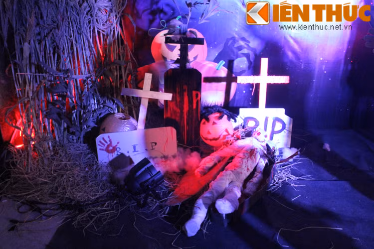 Những khung cảnh rợn người được dựng lên để cho các bạn trẻ thoải mái chụp ảnh tự sướng.