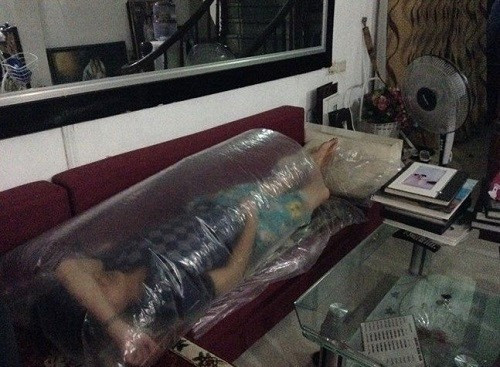 Tuy nhiên, nhìn đi cũng phải nhìn lại, chẳng phải ai cũng có điều kiện sắm điều hòa để hưởng thụ những ngày này và nhiều dân mạng đã nghĩ ra 1001 cách chống nóng.